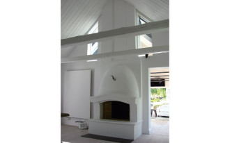 Ciepło i design - obudowa kominka z betonu komórkowego