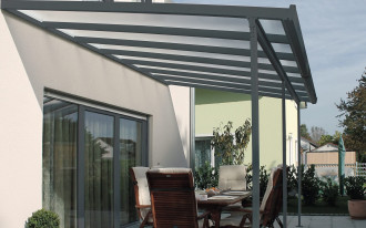 Zadaszenie tarasu z poliwęglanu - tani sposób na wygodny taras. Jak je zrobić?