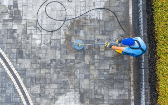 Jak usunąć stare plamy z oleju na kostce brukowej? Skuteczne i sprawdzone sposoby czyszczenia