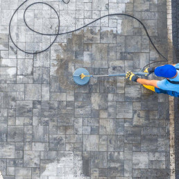 Jak usunąć stare plamy z oleju na kostce brukowej? Skuteczne i sprawdzone sposoby czyszczenia