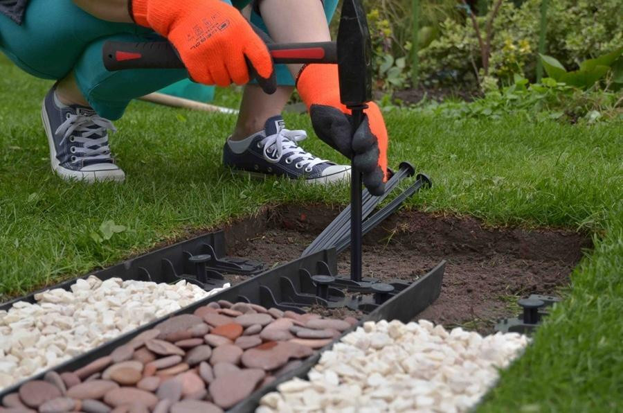 Plastikowe obrzeża montuje się do gruntu za pomocą wbijanych kotew.