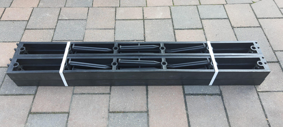 Plastikowe obrzeża to najbardziej dostępne i najłatwiejsze w montażu rozwiązanie. 
