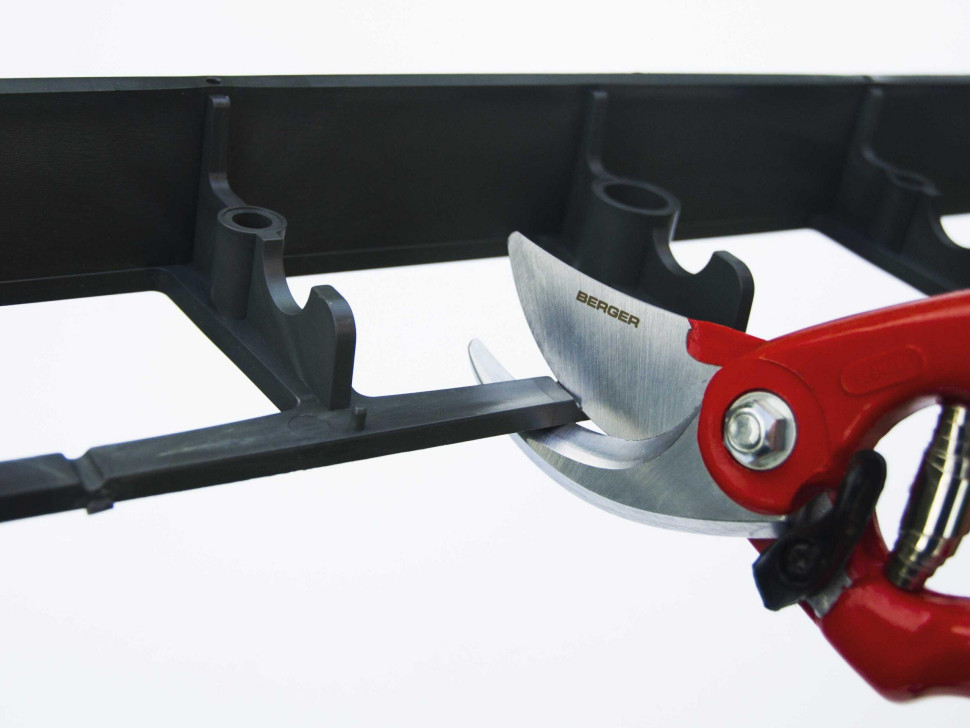 Plastikowe obrzeża można bez problemu docinać na wymiar np. za pomocą sekatora. 