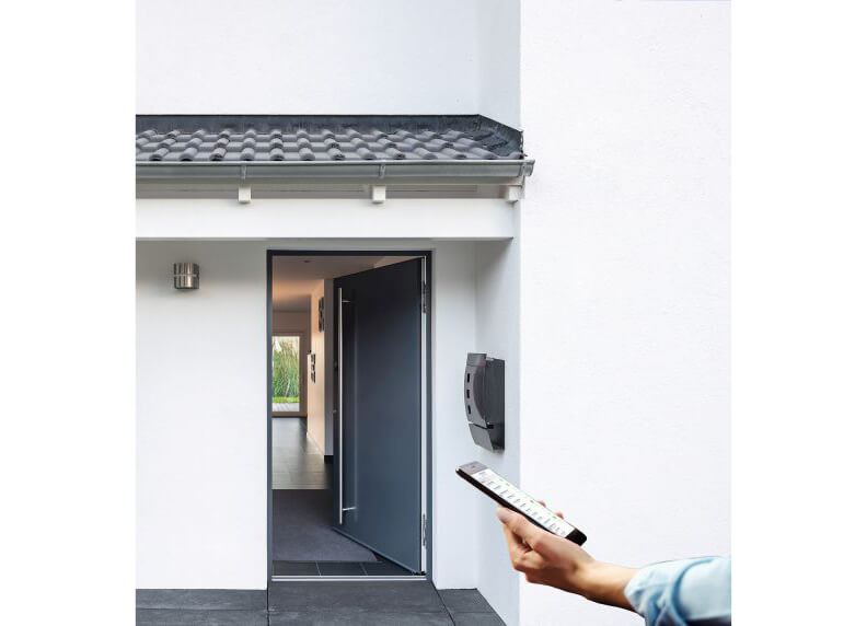 Drzwi z SKD otwierają się, gdy zbliżysz się z telefonem. Komfort, którego nie da się przecenić.