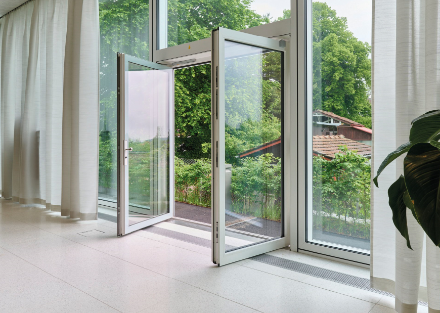 Aluminiowe drzwi Schüco ADS 75 HD.HI łączą wysoką wytrzymałość z atrakcyjnym designem. Fot. Schüco