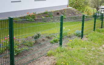 Jakie ogrodzenie zastosować na nierównym terenie?