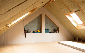 Jak zagospodarować poddasze nieużytkowe na mieszkalne? Adaptacja, izolacja, ocieplenie