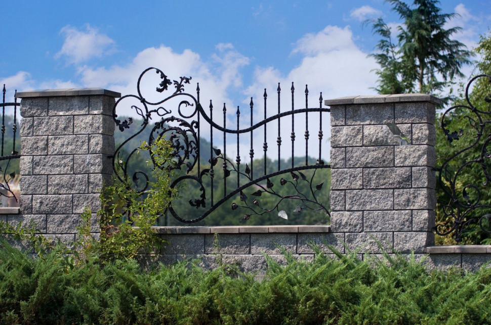 Przęsła metalowe są najczęściej wybieranym rozwiązaniem w przypadku ogrodzeń z betonową bazą