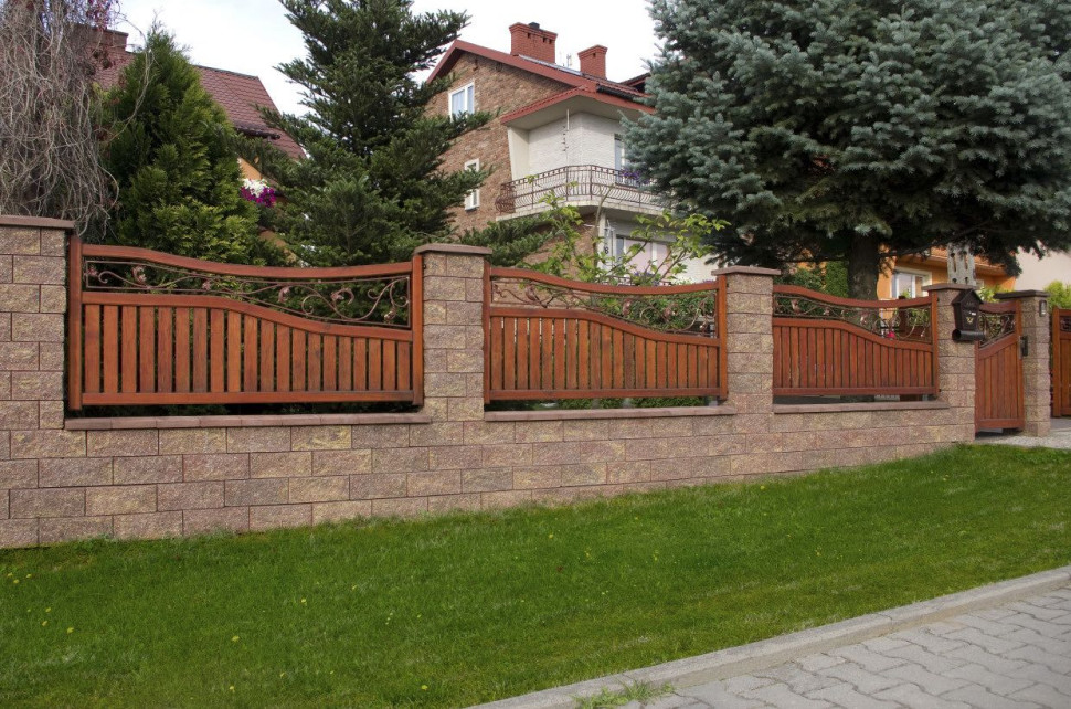 Inwestorom poszukującym ogrodzenia o ciepłym i naturalnym charakterze polecane są przęsła drewniane