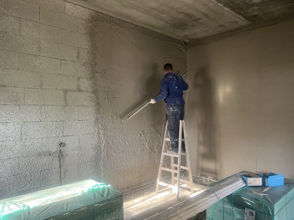 Tynk maszynowy Solbet w trakcie zacierania