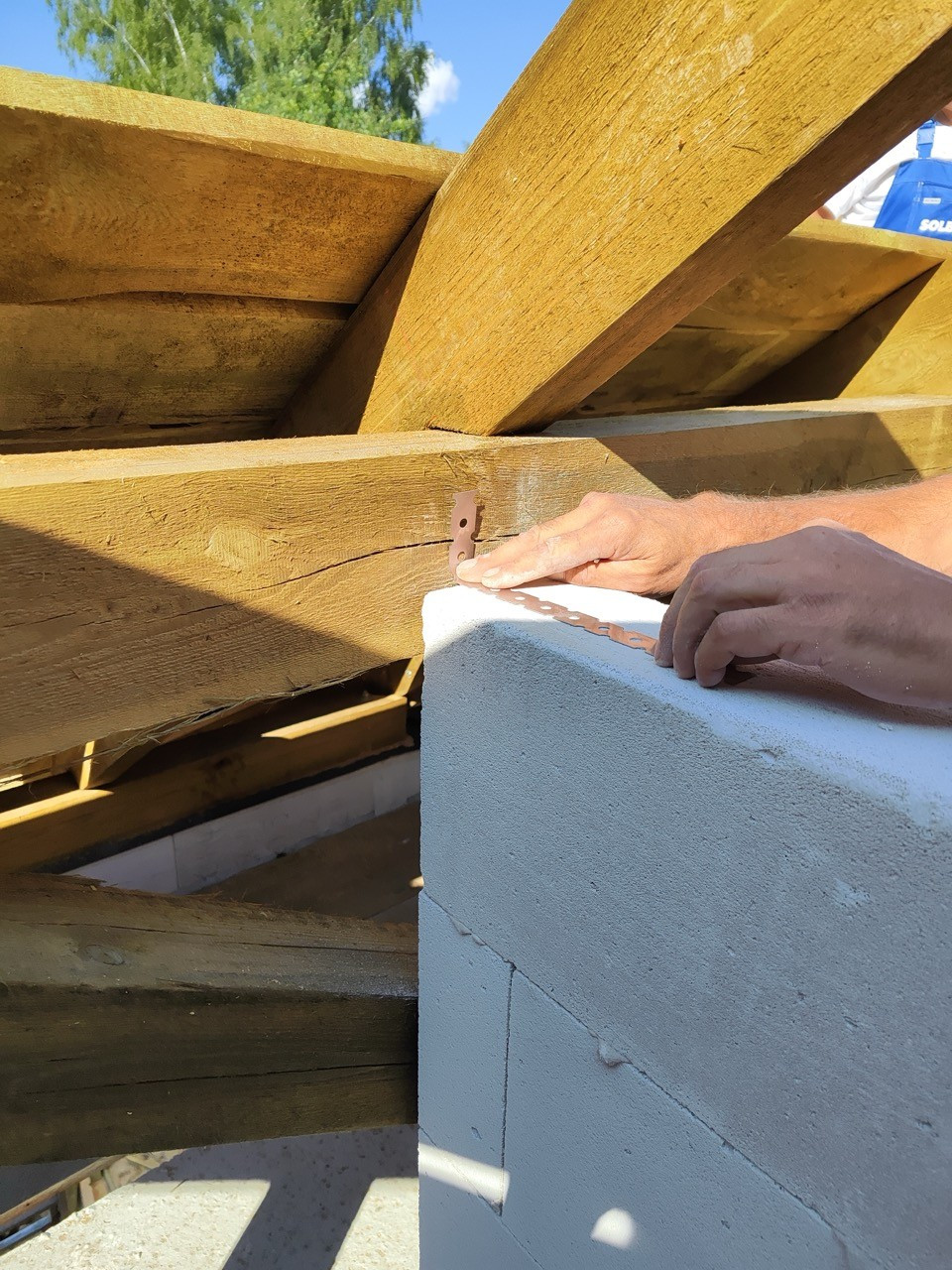 Połączenie ściany działowej z konstrukcją więźby dachowej za pomocą łącznika P30.