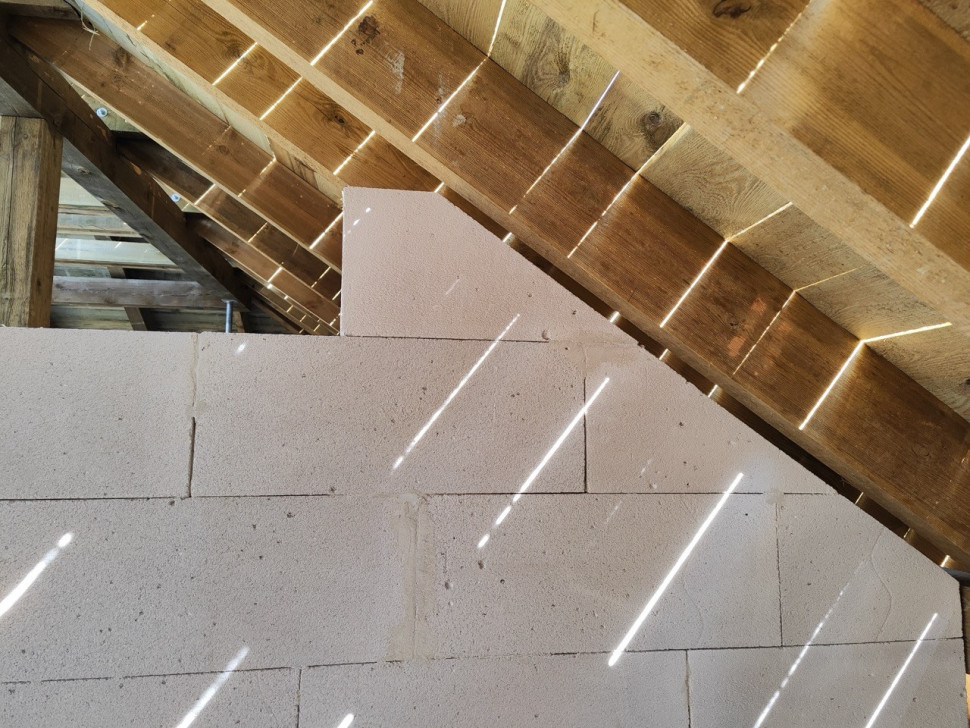 Beton komórkowy łatwo się docina, dzięki czemu można z niego wykonać ściany o dowolnym kształcie np. ściany poddasza, dopasowane do kąta nachylenia połaci dachowej lub o innej nieregularnej formie.