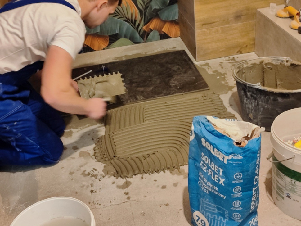 Nanoszenie zaprawy klejącej Solbet C2-FLEX – Klej wysokoelastyczny C2 TE S1 7.9