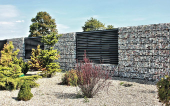 Czy warto postawić ogrodzenie gabionowe? Sprawdź zalety, wady i koszty płotu z gabionów