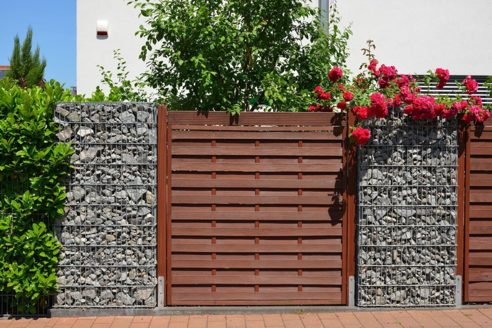 płot gabiony i drewno