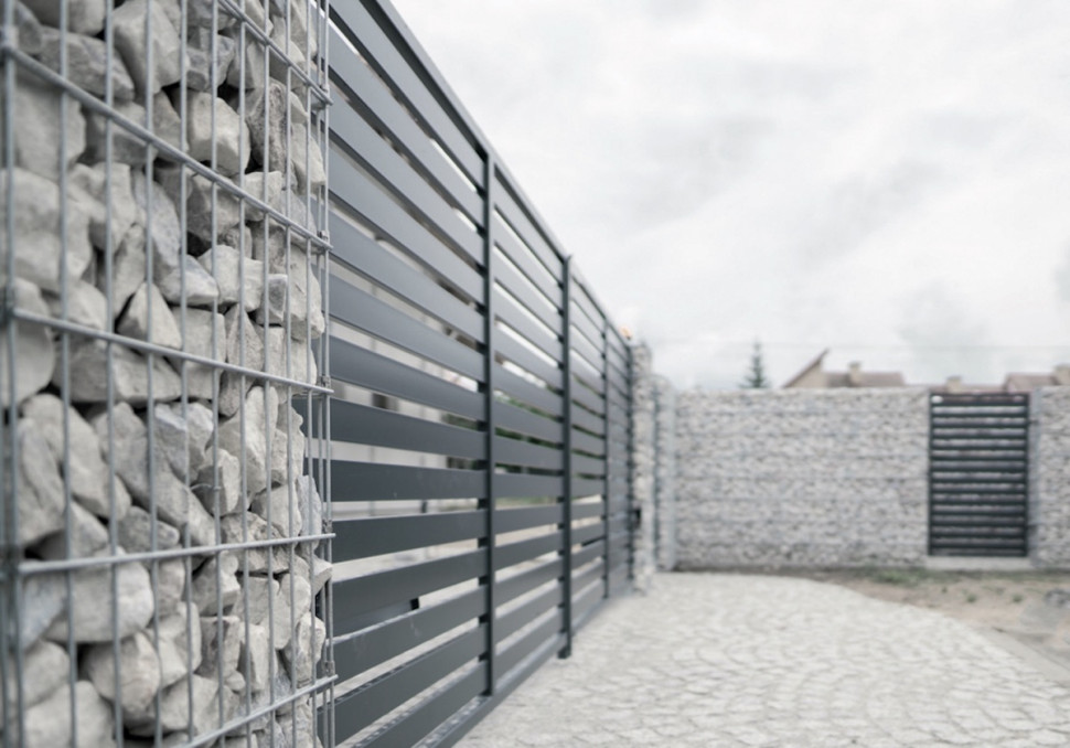 nowoczesne ogrodzenie z gabionów