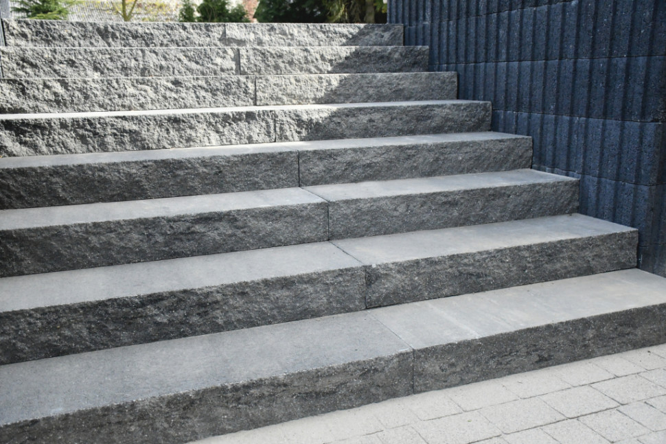 Beton używany przez Chyżbet jest odporny na wilgoć, zmiany temperatur, działanie promieni UV.
