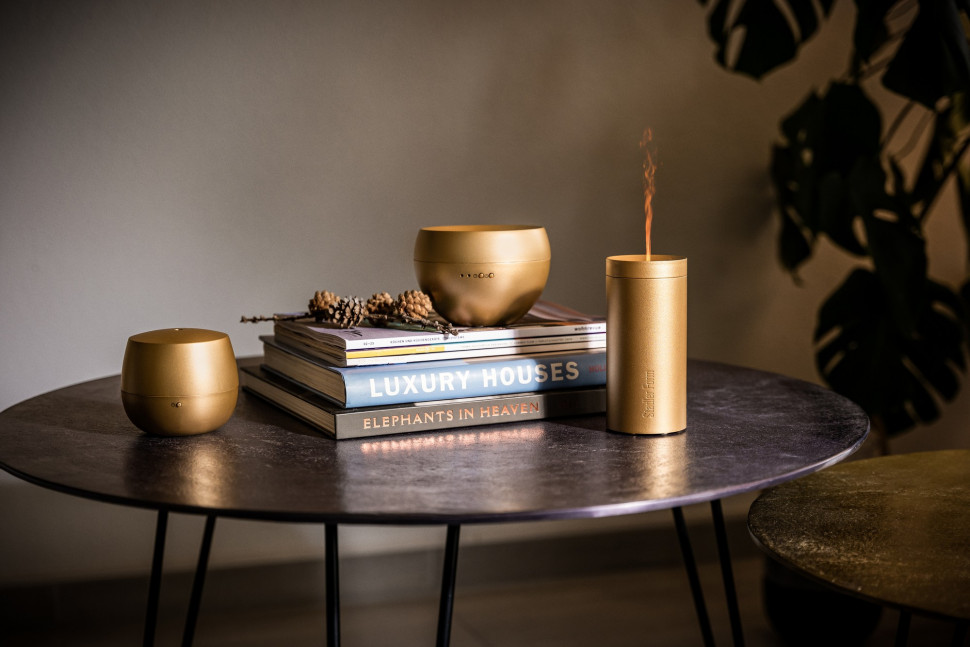 Trzy dyfuzory zapachowe: Jasmine, Mia i Lucy w kolorze złotym. 