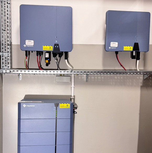Monitoring instalacji fotowoltaicznej to nie tylko sposób na bieżącą kontrolę, ale przede wszystkim narzędzie umożliwiające maksymalne wykorzystanie wyprodukowanej energii