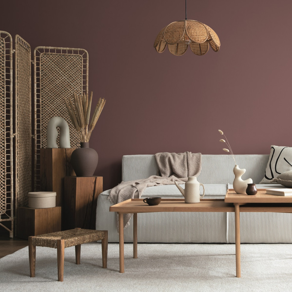 Na ścianach salonu kolor soczystych, dojrzałych wiśni N417 Cherry Tikkurila