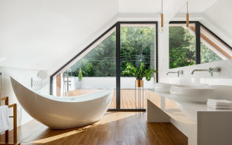 Jak urządzić łazienkę na poddaszu? Projekt i aranżacja bez błędów