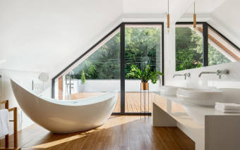 Jak urządzić łazienkę na poddaszu? Projekt i aranżacja bez błędów