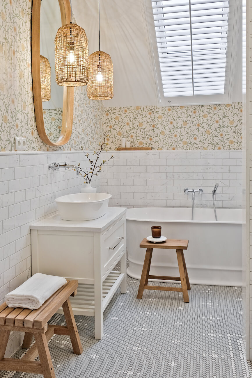 łazienka na poddaszu przytulna aranżacja