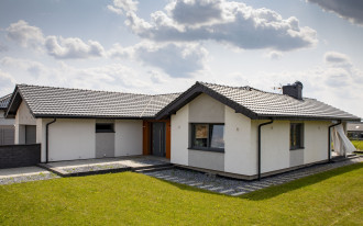 Dach dwuspadowy - jaką dachówkę wybrać do projektu nowoczesnej stodoły?