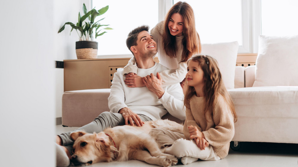 Rodzina w salonie, dom z rekuperatorem