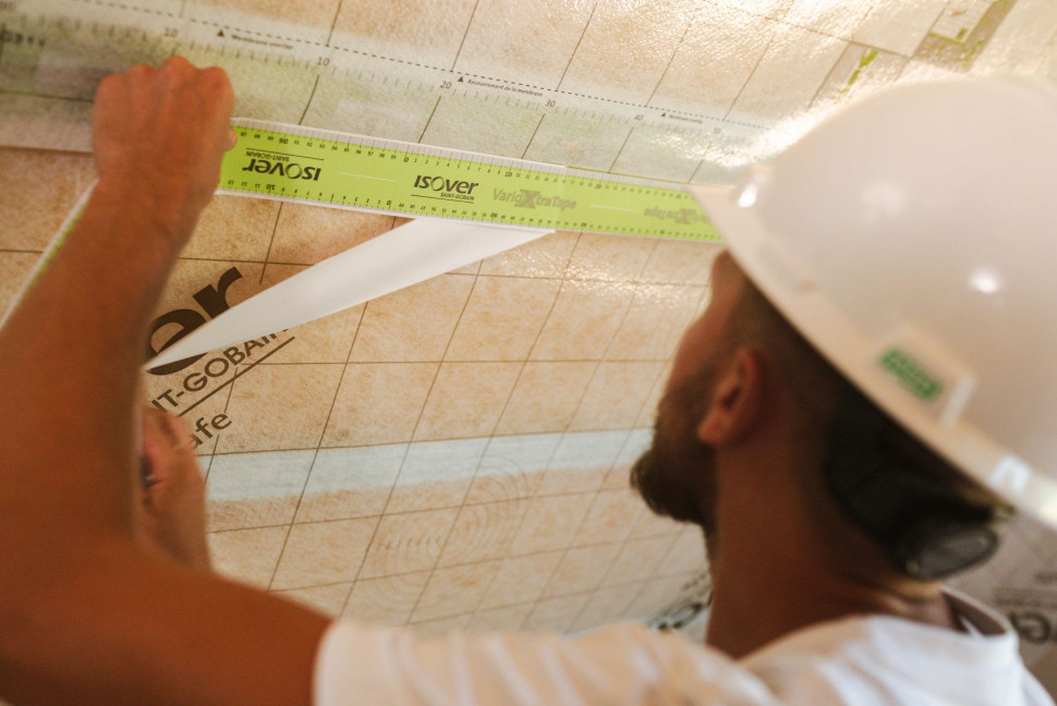 Montaż folii paroizoalcyjnej. 