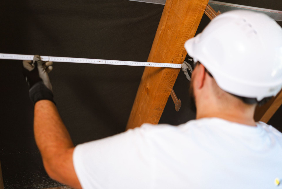 Pomiar rozstawu krokwi.