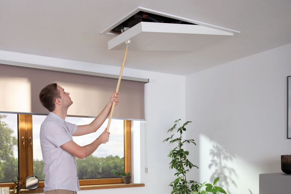 Otwarcie klapy schodów strychowych jest proste i komfortowe