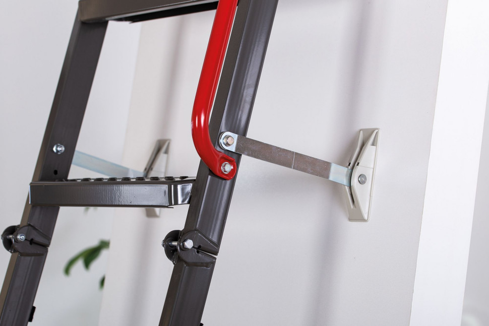 Klapa odsunięta od drabiny zapewnia dużo miejsca na stopę na każdym stopniu.