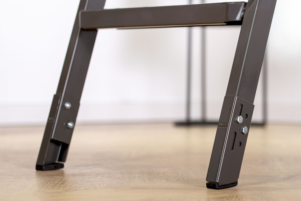 Stopki regulacyjne na drabinie ułatwiają dopasowanie schodów do wysokości pomieszczenia.