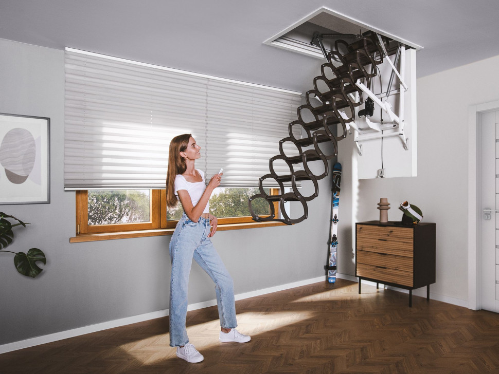 Schody nożycowe GREENSTEP LET Electric zapewniają najwyższy komfort użytkowania. Do wyboru mamy dwa systemy sterowania elektrycznego Z-Wave oraz WiFi Tuya.