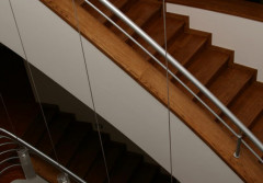 Drewniane schody: lite czy klejone? Poznaj różnice i wybierz idealne rozwiązanie!