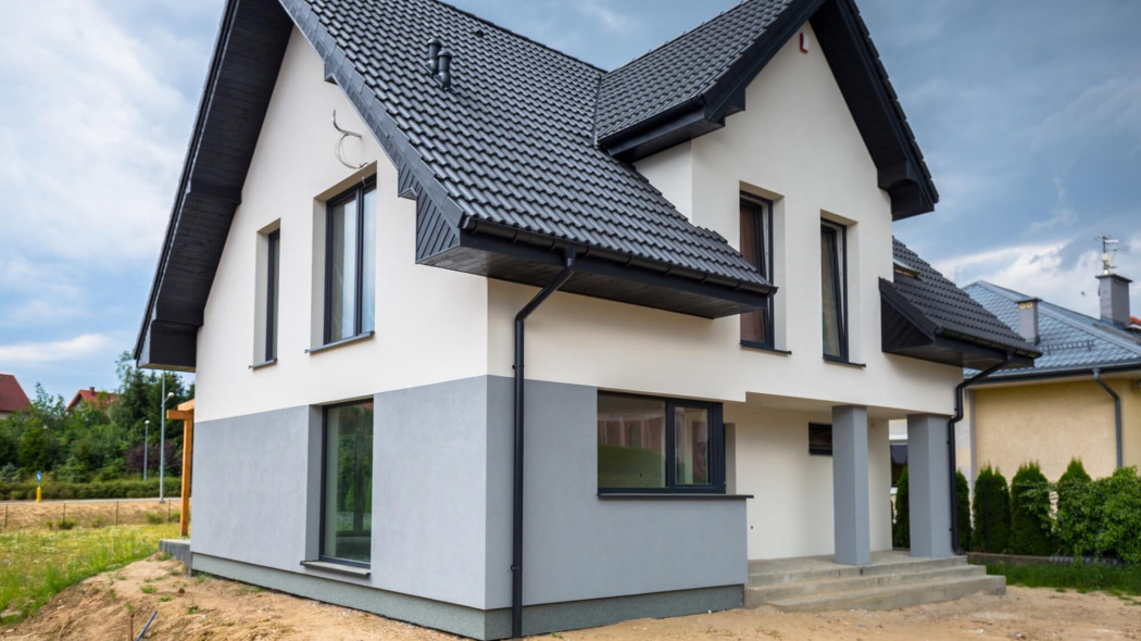 Szare elewacje domów z tynku, łupka i klinkieru - czy się sprawdzą? Opowiadają inwestorzy