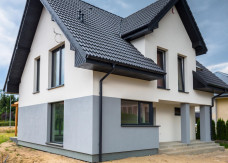Szare elewacje domów z tynku, łupka i klinkieru - czy się sprawdzą? Opowiadają inwestorzy