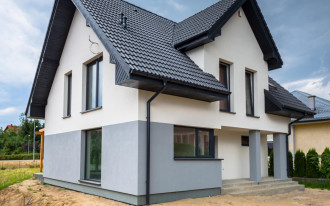 Szare elewacje domów z tynku, łupka i klinkieru - czy się sprawdzą? Opowiadają inwestorzy