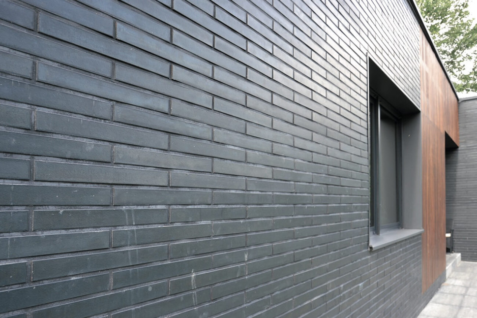 szara elewacja z klinkieru