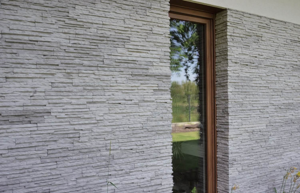 szary łupek na elewacji