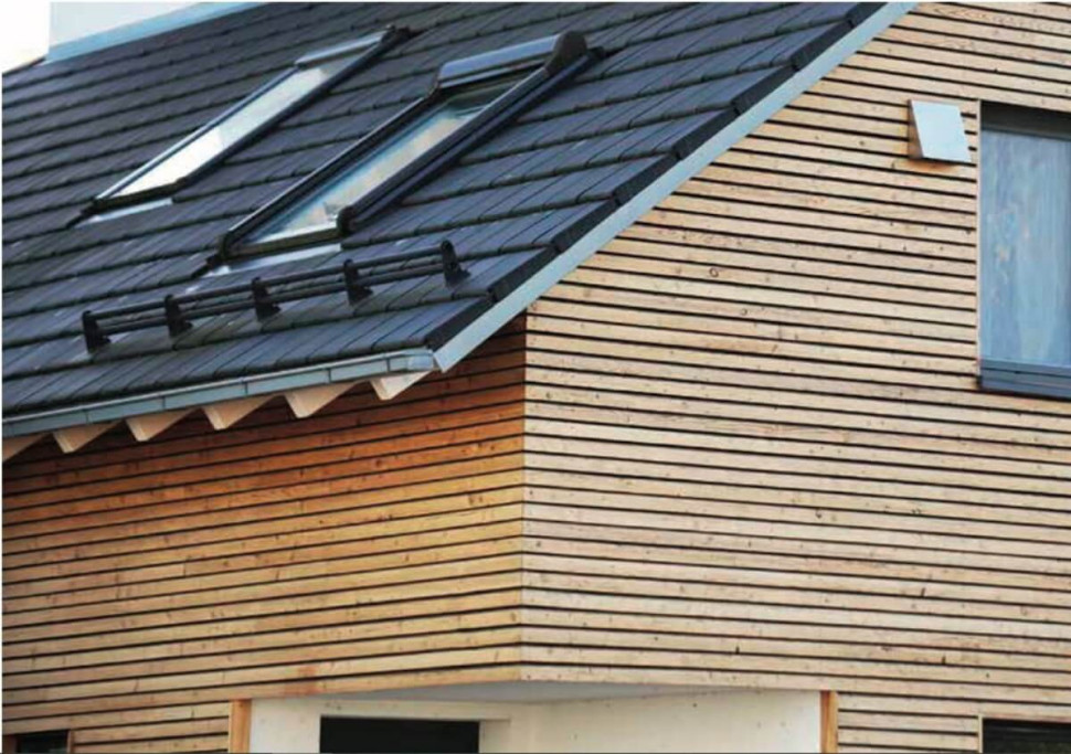 szary dach i drewniana elewacja