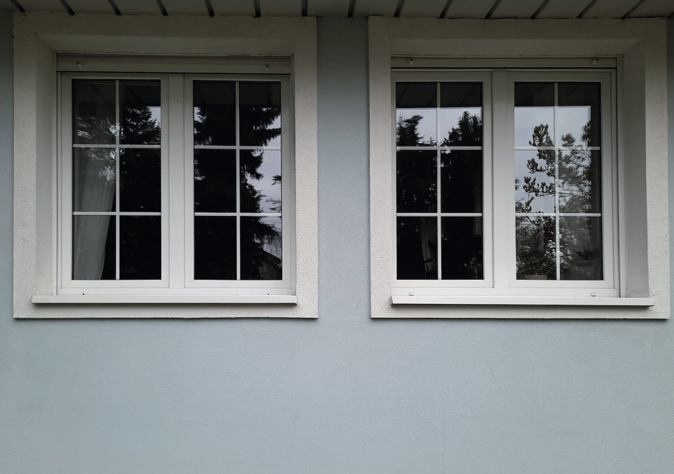 szara elewacja i białe okna