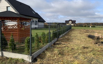 Ogrodzenia panelowe a prawo budowlane - co musisz wiedzieć przed montażem?
