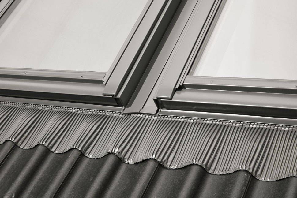 Regulowana rynna środkowa do montażu okien dachowych w zestawach. fot. VELUX Polska