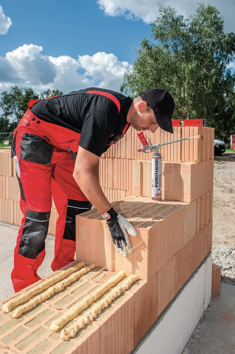 murowanie pustaków ceramicznych na pianę