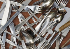 Koniec z bałaganem w szufladzie! Sprytne sposoby na uporządkowanie sztućców