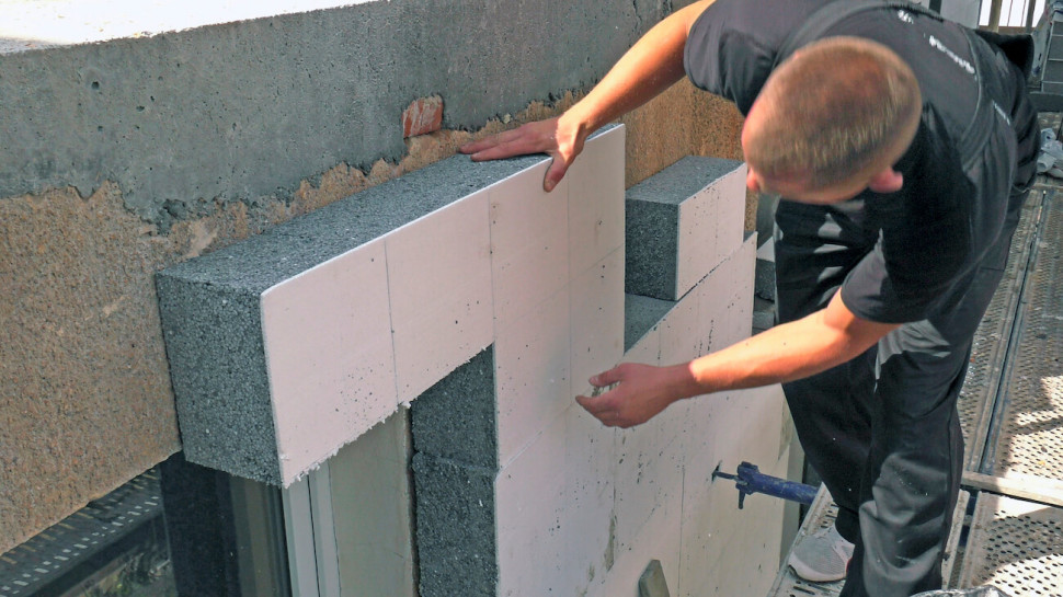 okno ocieplanie styropianem szarym