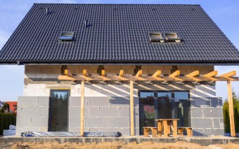 Szary czy biały? Dowiedz się, który styropian lepiej ociepli twój dom i dlaczego jego rodzaj ma znaczenie