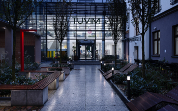 Oprawy Kanlux LED: Energooszczędna iluminacja zabytkowej biblioteki